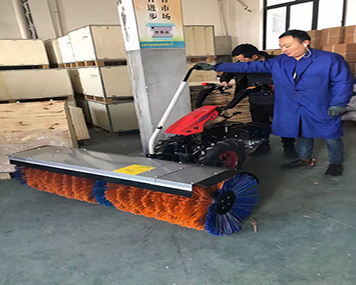 根据除雪方式扫雪机可分为滚刷扫雪机、抛雪机和推雪机